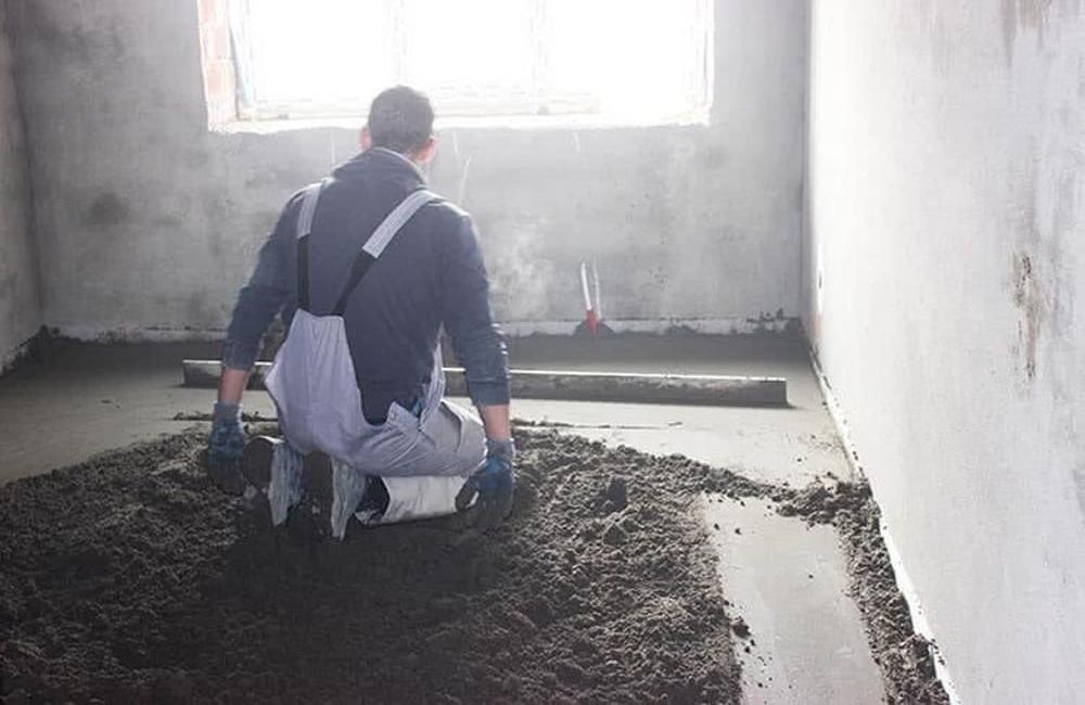 Полусухая стяжка на пол в каркасном доме — это современная технология, которая обеспечивает быстрое высыхание и прочность, минимизируя риски деформаций. <em>Идеально</em> подходит для новых и ремонтируемых объектов, гарантируя долговечность и легкость укладки.» title=»Возможна ли полусухая стяжка на пол в каркасном доме?» style=»display:block; margin:0 auto;»/><figcaption style=